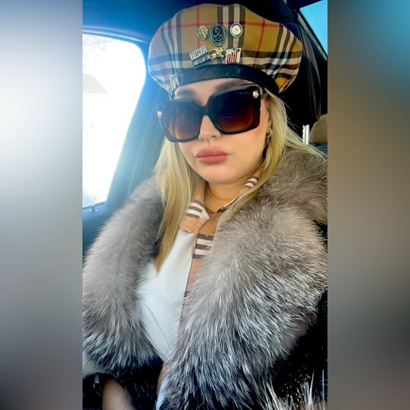 Selling high end makeup - Picture 1 of 1